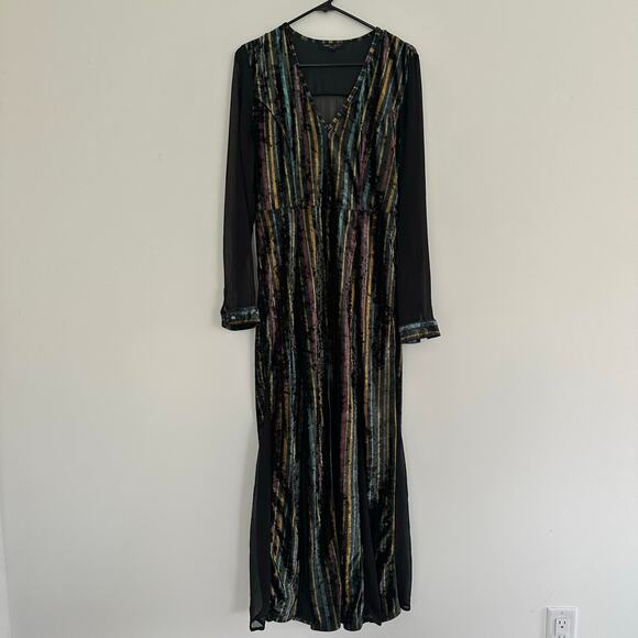 Romeo + Juliet
Crushed Velvet Dress with Sheer Back and Incredible Detail - Picture 2 of 15